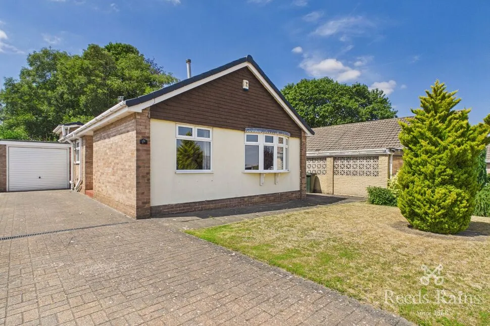 3 bed house for sale — Hawthorne Avenue, South Anston, South Yorkshire, S25