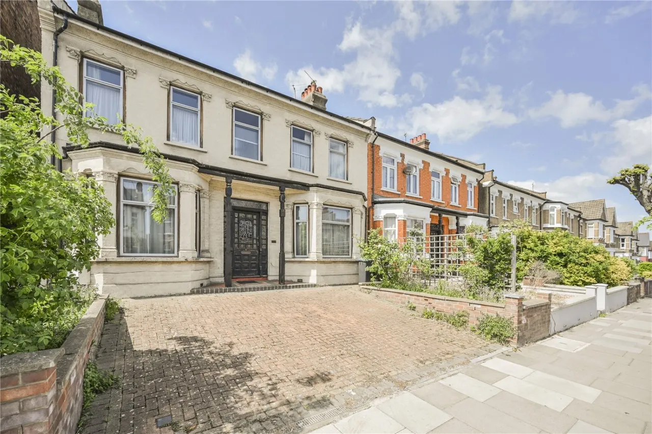 4 bed house for sale, Brownlow Road, London, N11