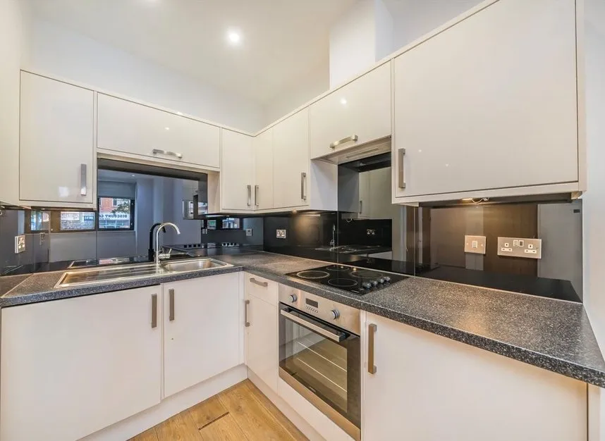 Streatham High Road, London, SW16, photo 4