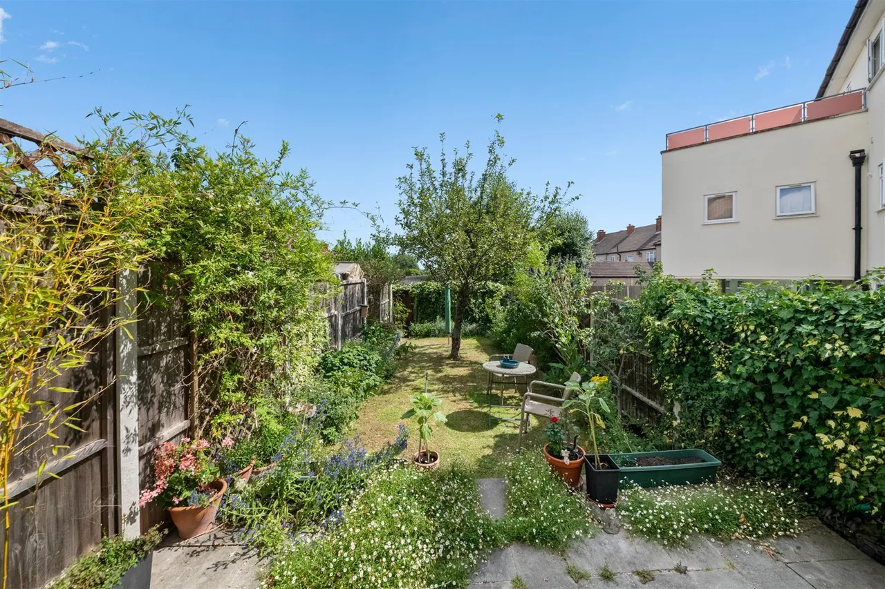 Chelston Approach, Ruislip, photo 8