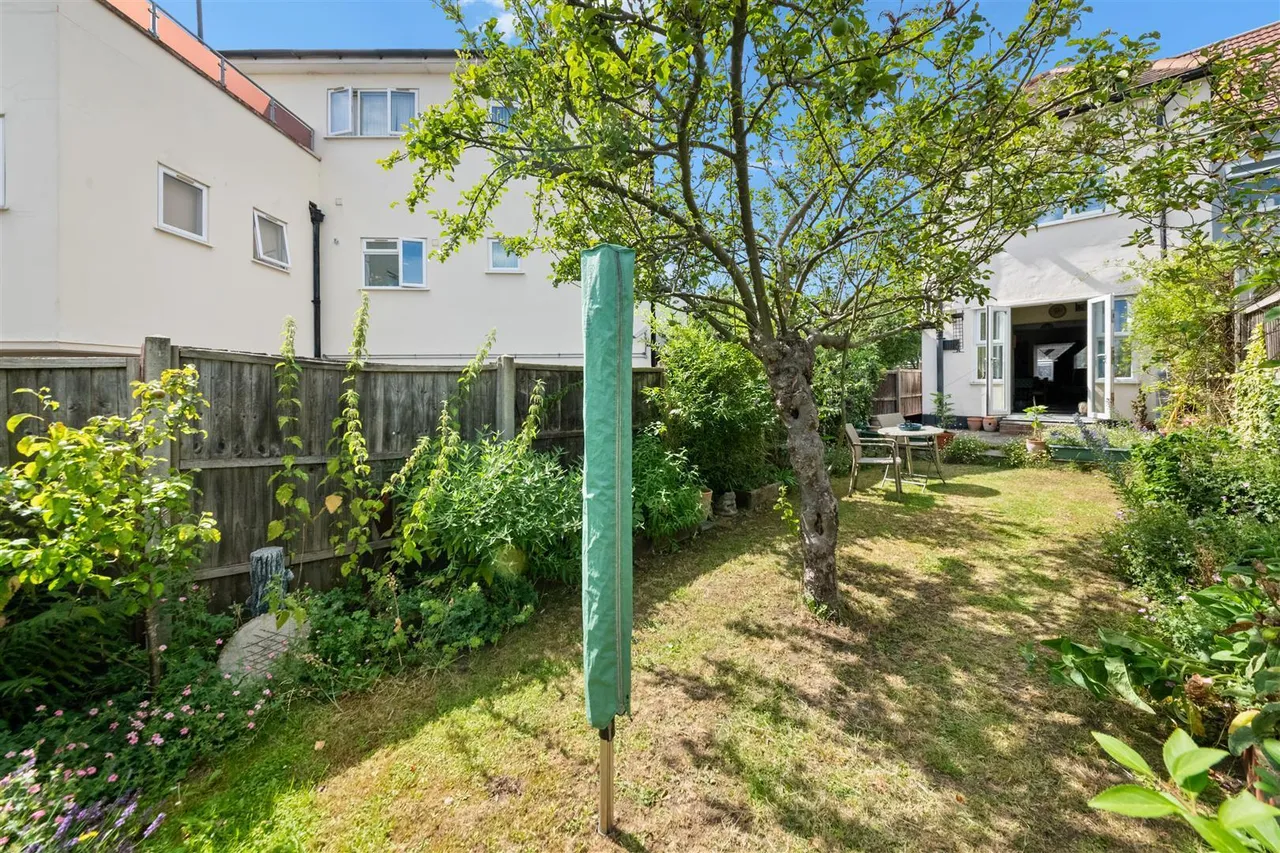 Chelston Approach, Ruislip, photo 9