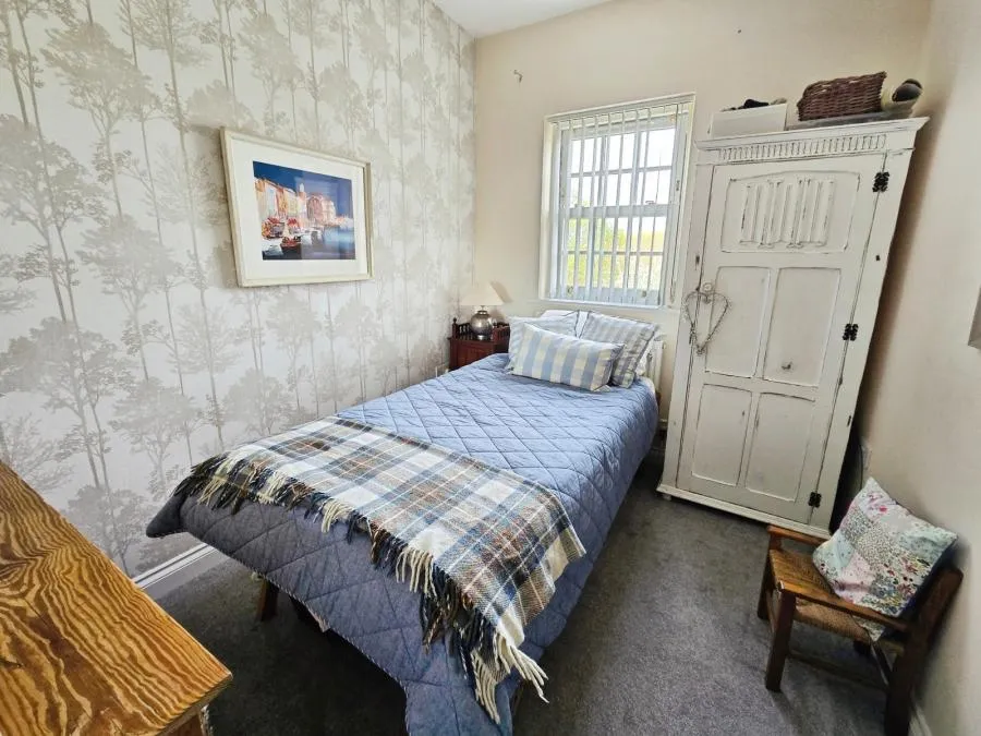 High Street, Freshwater, PO40, photo 8