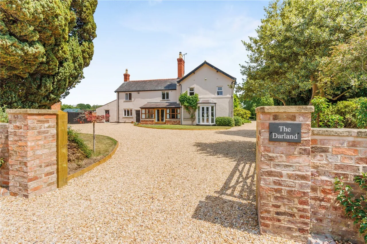 4 bed property for sale, Darland Lane, Rossett, LL12