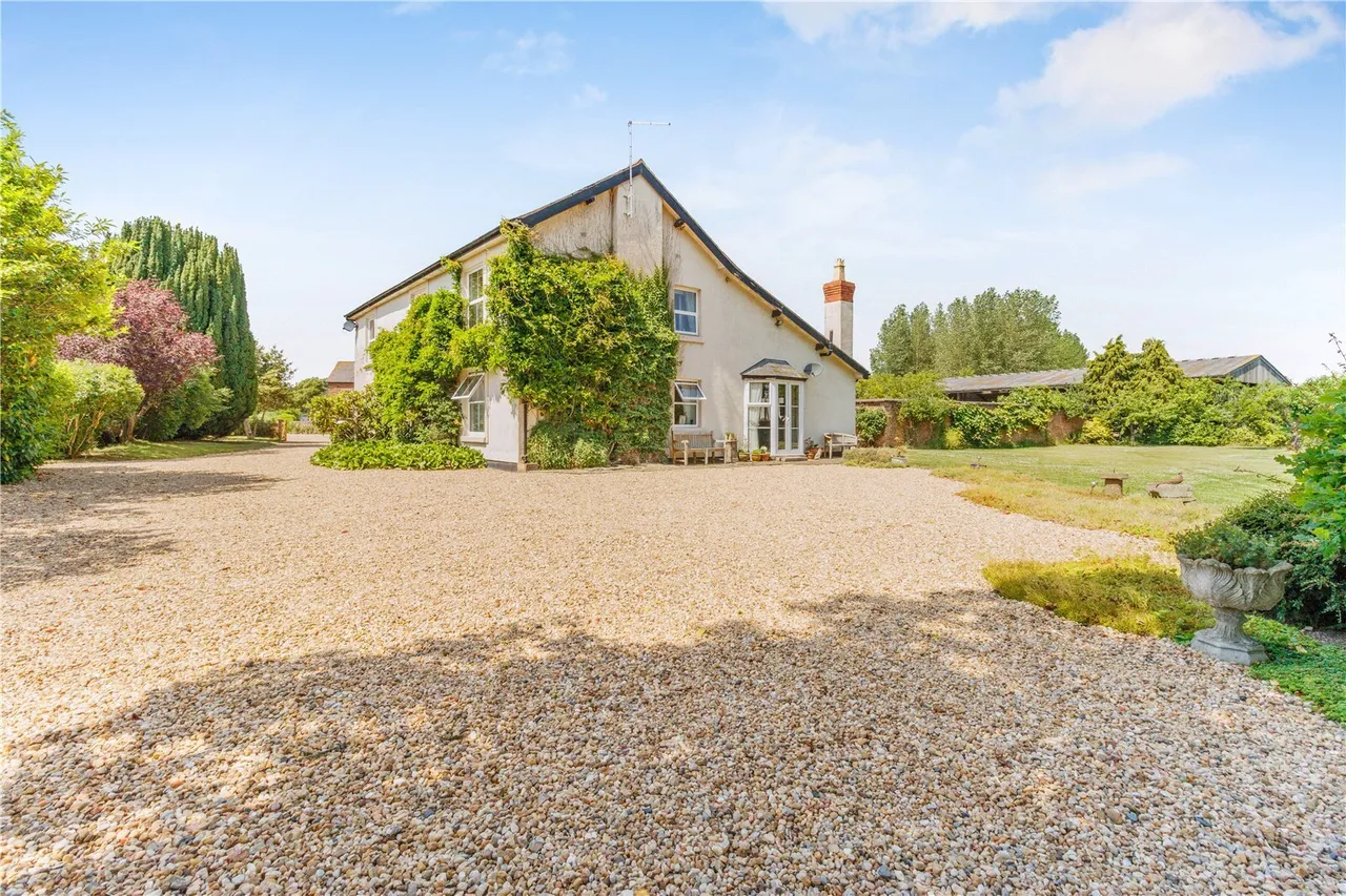 Darland Lane, Rossett, LL12, photo 4