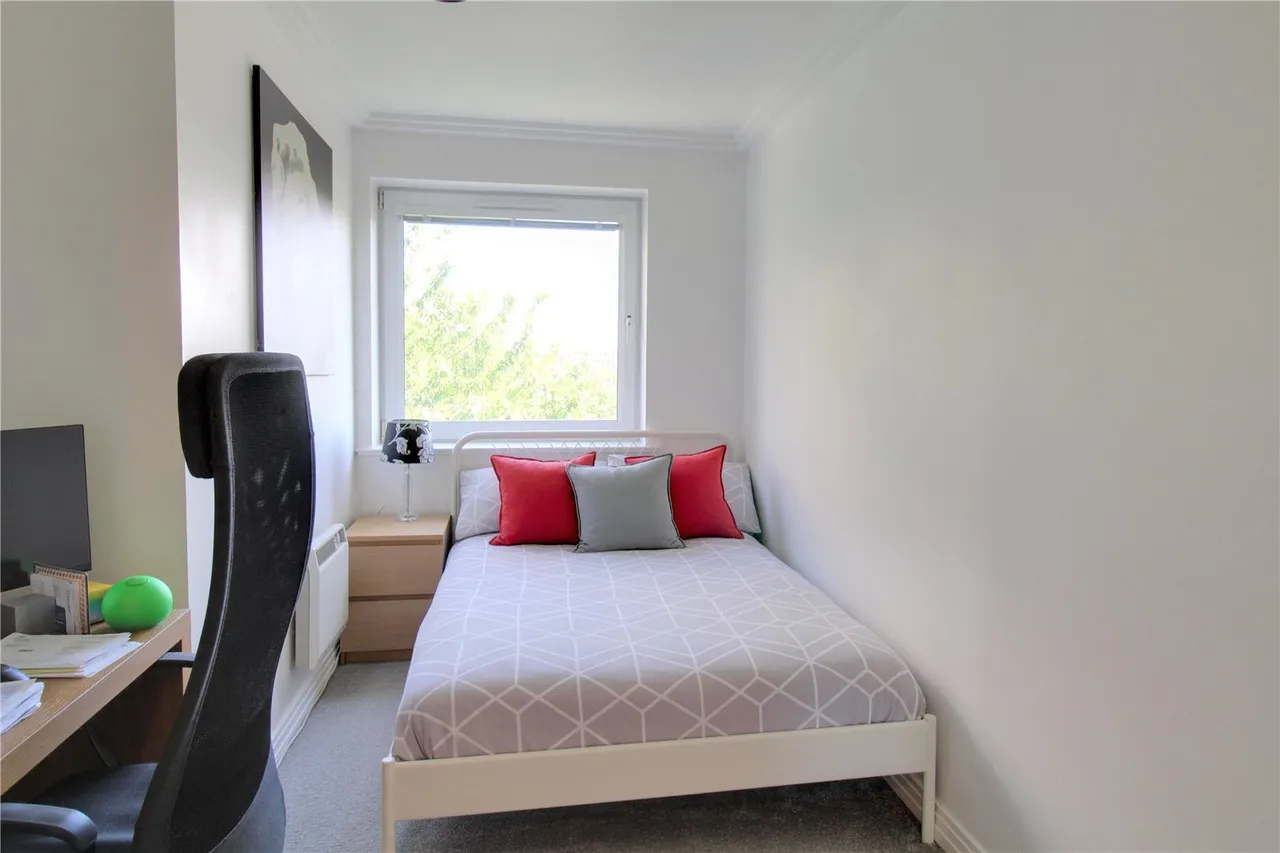 2 bed flat for sale — Winterthur Way, Basingstoke, Hampshire, RG21 7UN