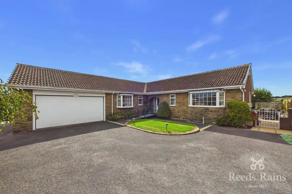 4 bed house for sale — Danesleigh Drive, Middlestown, West Yorkshire, WF4