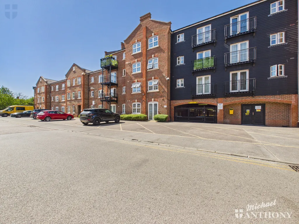 2 bed flat for sale — Summers House, Coxhill Way, Aylesbury, HP21 8FN