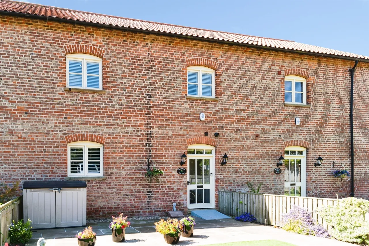 3 bed barn conversion for sale, Enholmes Lane, Patrington, HU12
