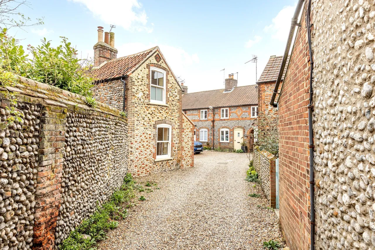 Lovingly Renovated Cottage in the Hea, photo 9