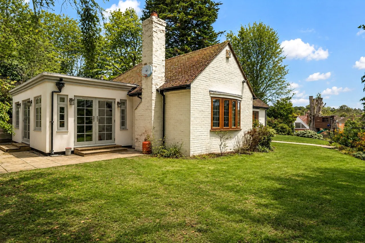 Frensham Road, Lower Bourne, GU10, photo 4