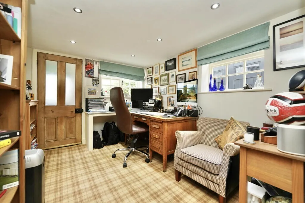 High Stree St. Neots, PE19, photo 9