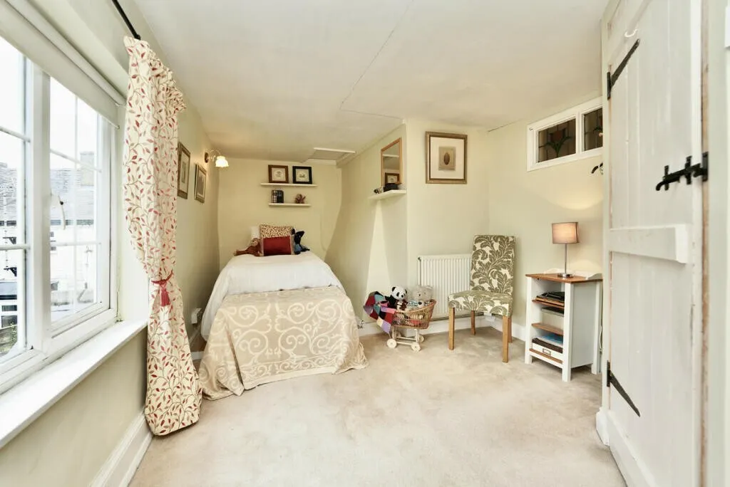 High Stree St. Neots, PE19, photo 16