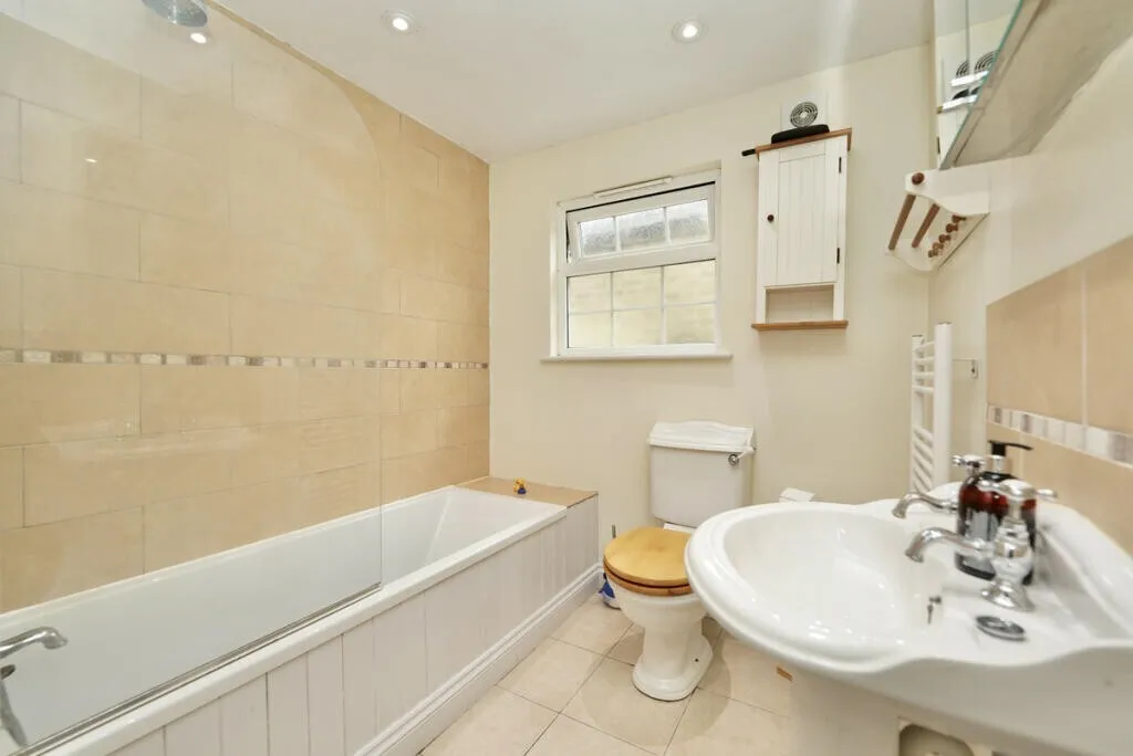 High Stree St. Neots, PE19, photo 14