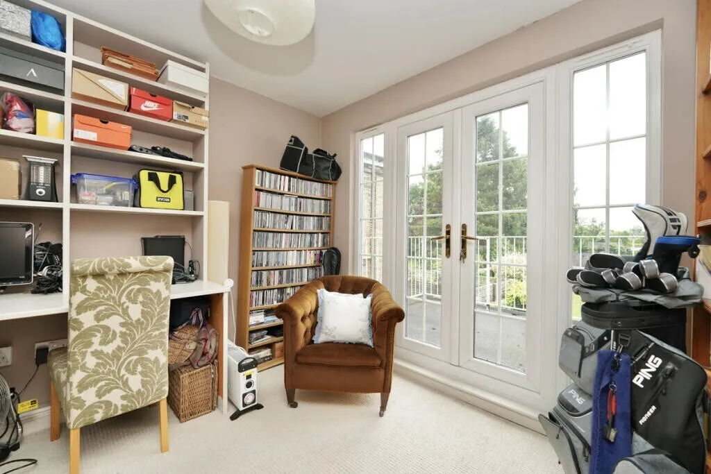 High Stree St. Neots, PE19, photo 15