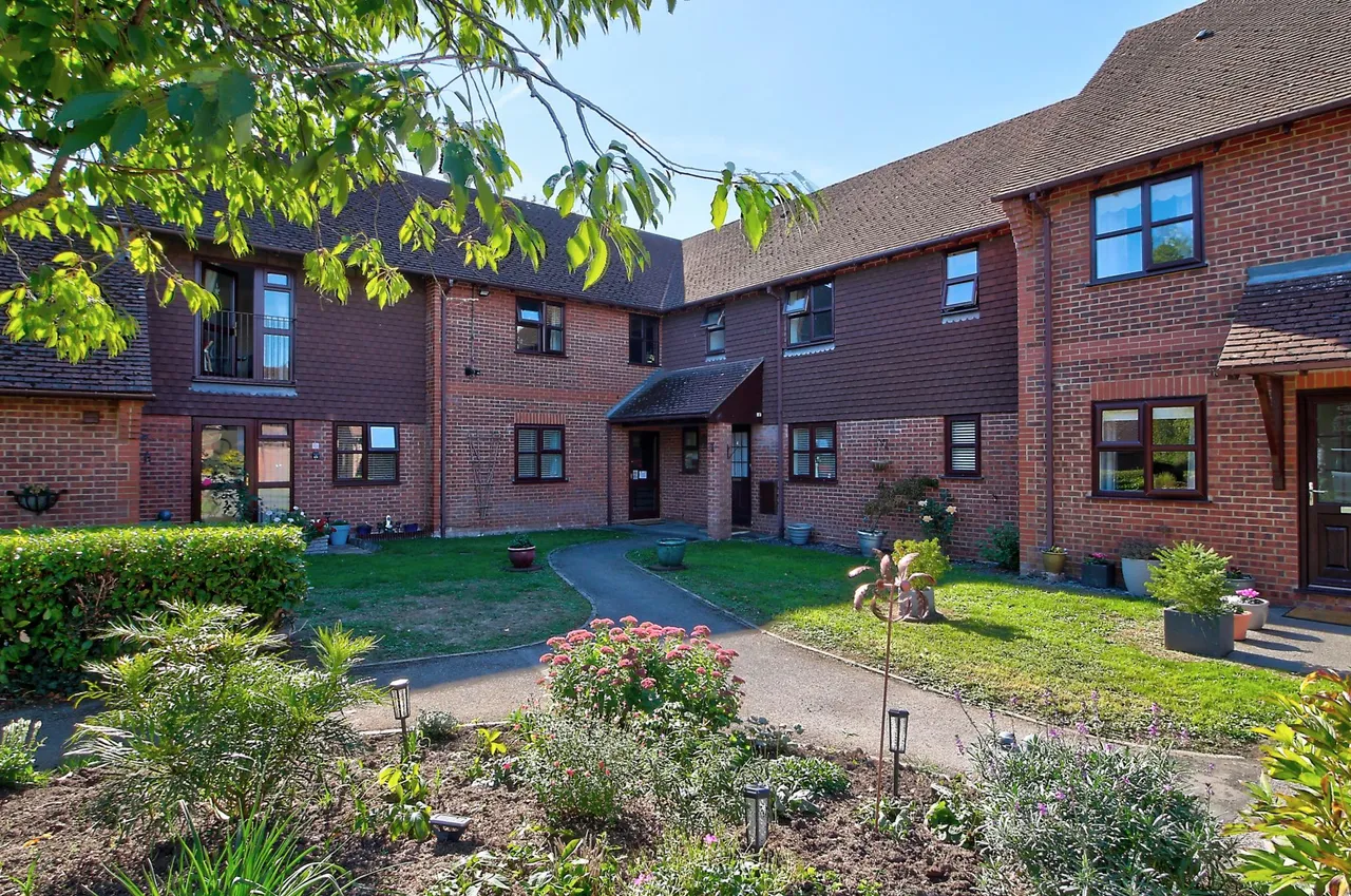 2 bed flat for sale, Farm View Drive, Basingstoke, RG24