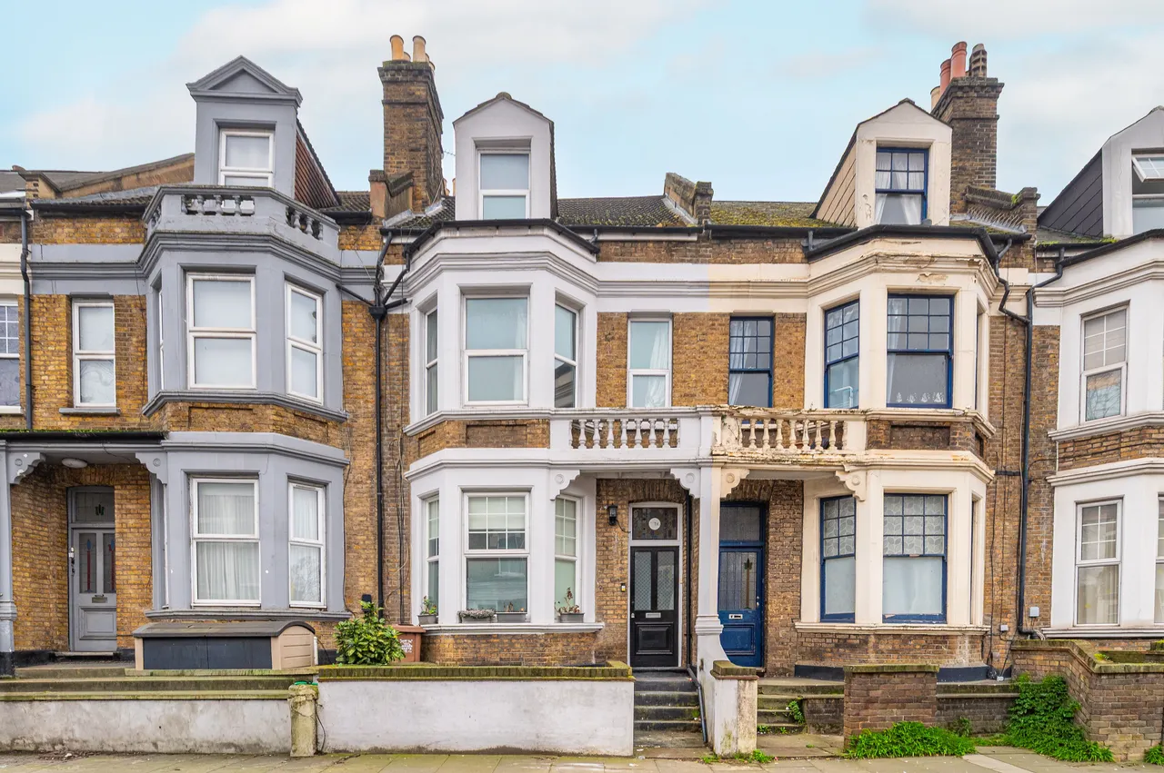 3 bed flat for sale — Upper Floor Flat, 236 Lee High Road, London