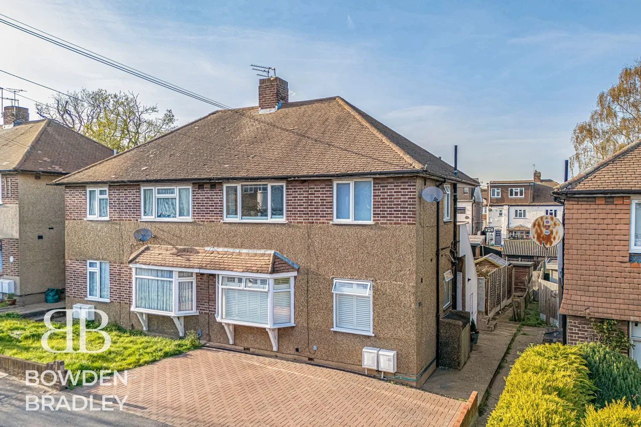 2 bed flat for sale — Brunswick Gardens, Hainault, IG6