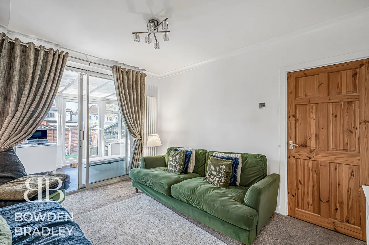 Brunswick Gardens, Hainault, IG6, photo 3