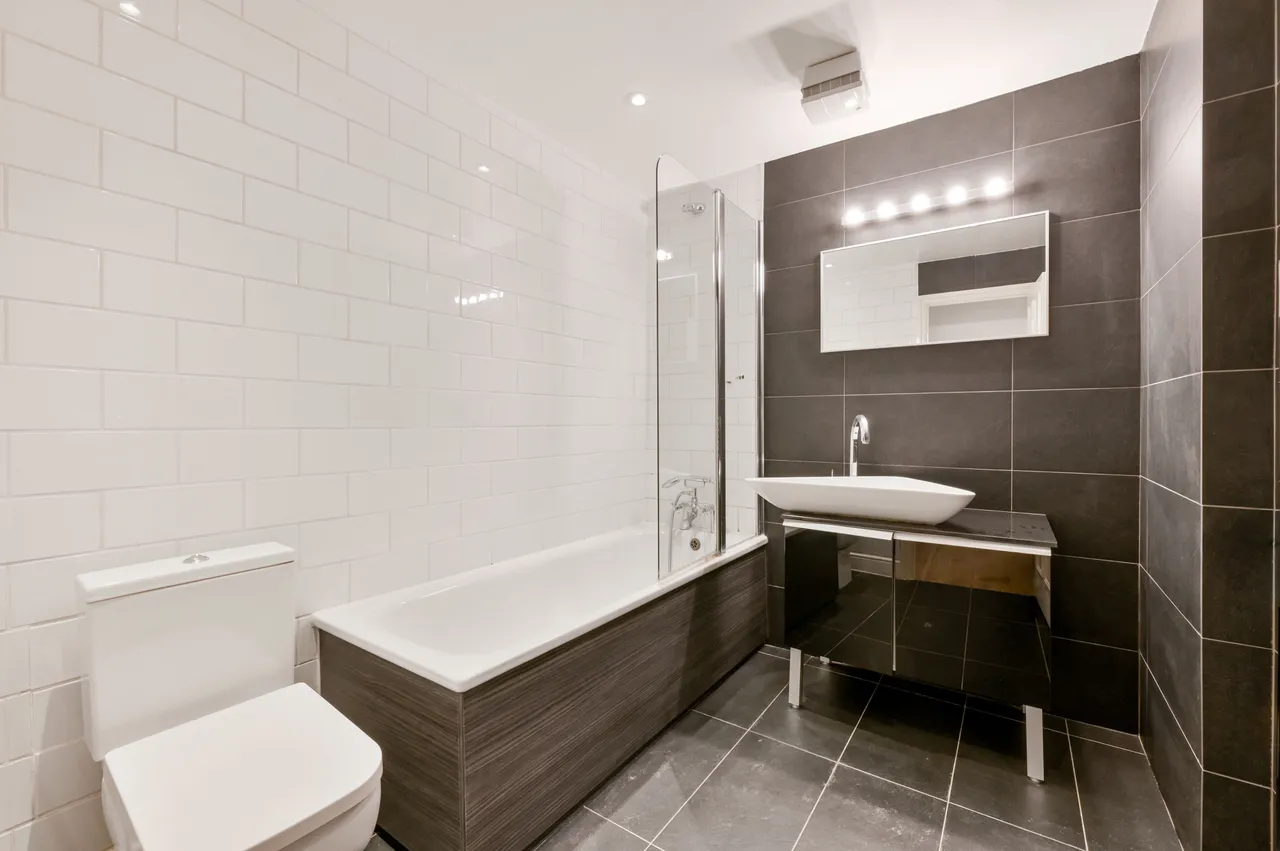 Basement Flat, 216 Hammersmith Grove, London, photo 9