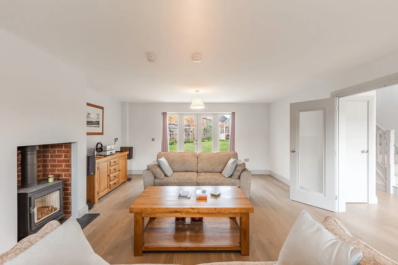 Detached Home with Pond Views in Docking, photo 3