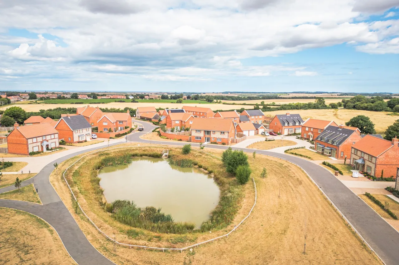 4 bed house for sale, Detached Home with Pond Views in Docking