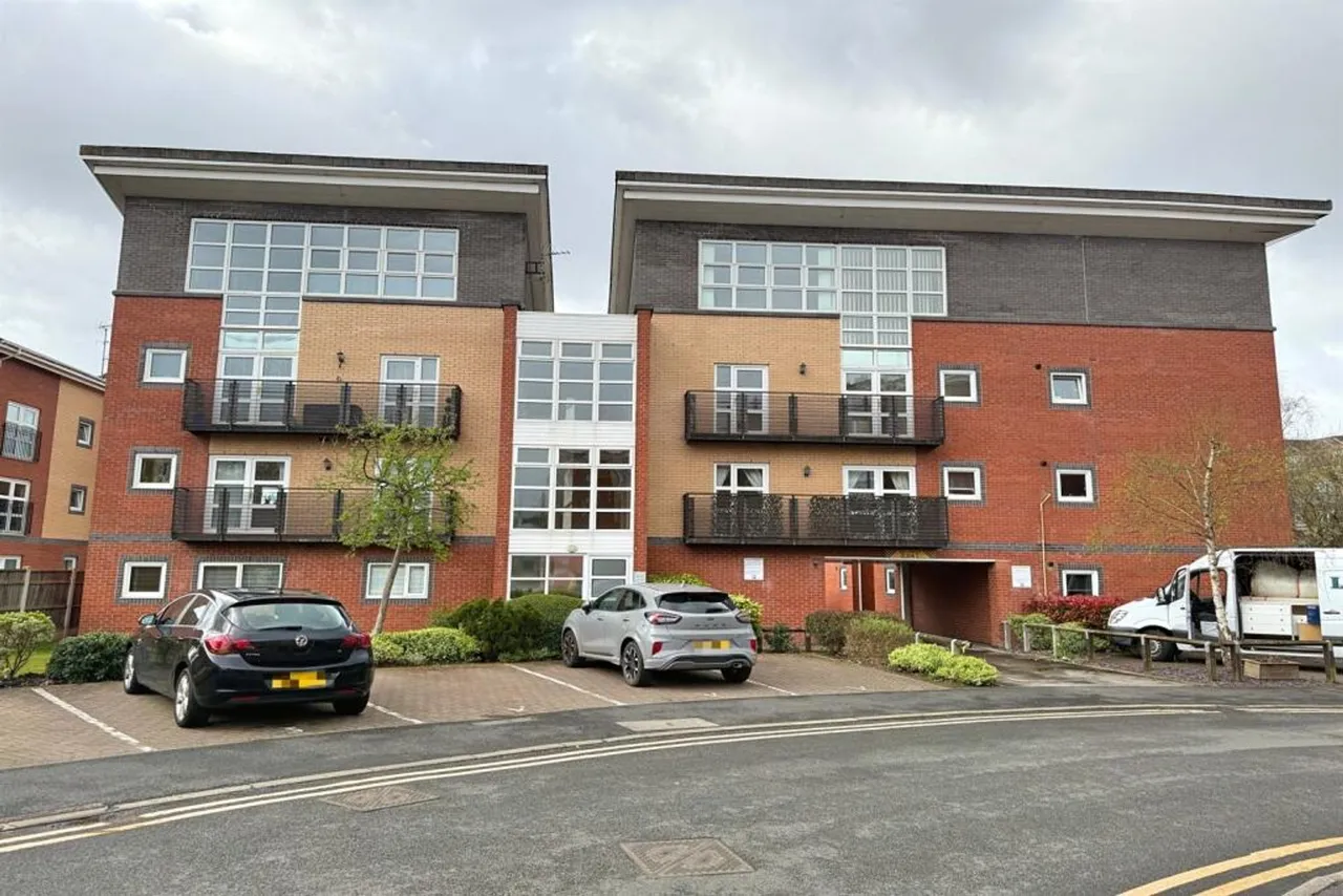 3 bed flat for sale, Wharf Road, Sale