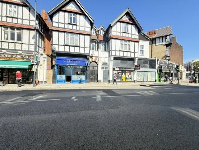 2 bed flat to rent — High Road, NW10