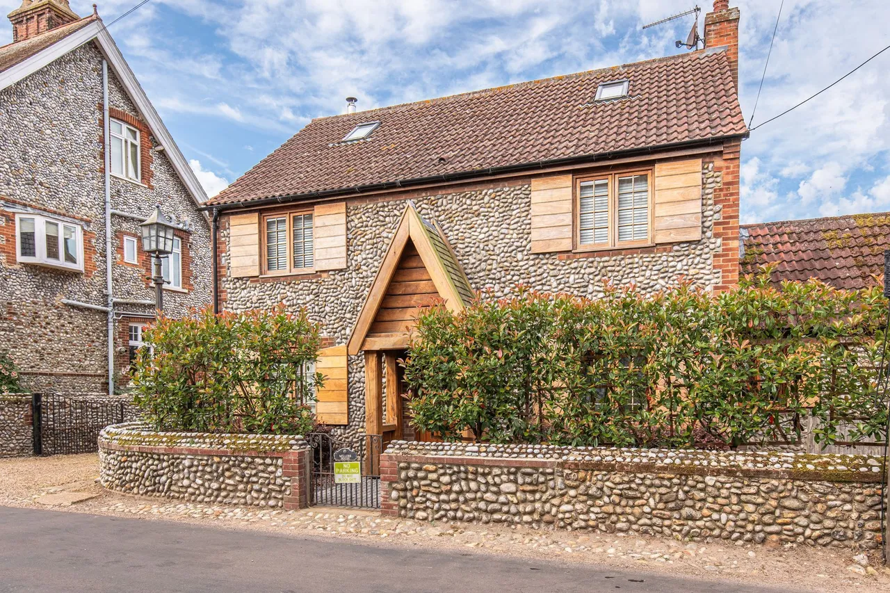 4 bed house for sale, Contemporary Coastal Living with Stun