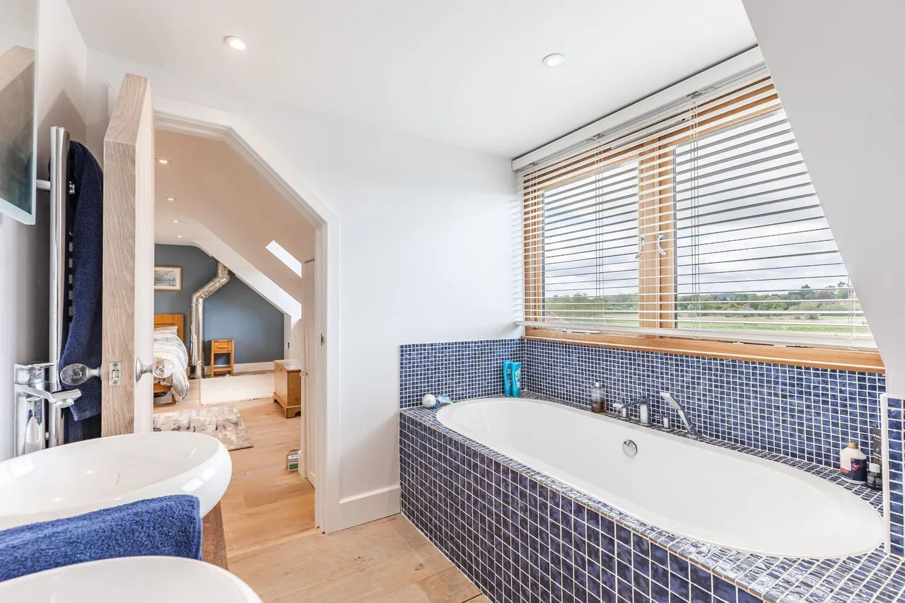 Contemporary Coastal Living with Stun, photo 16