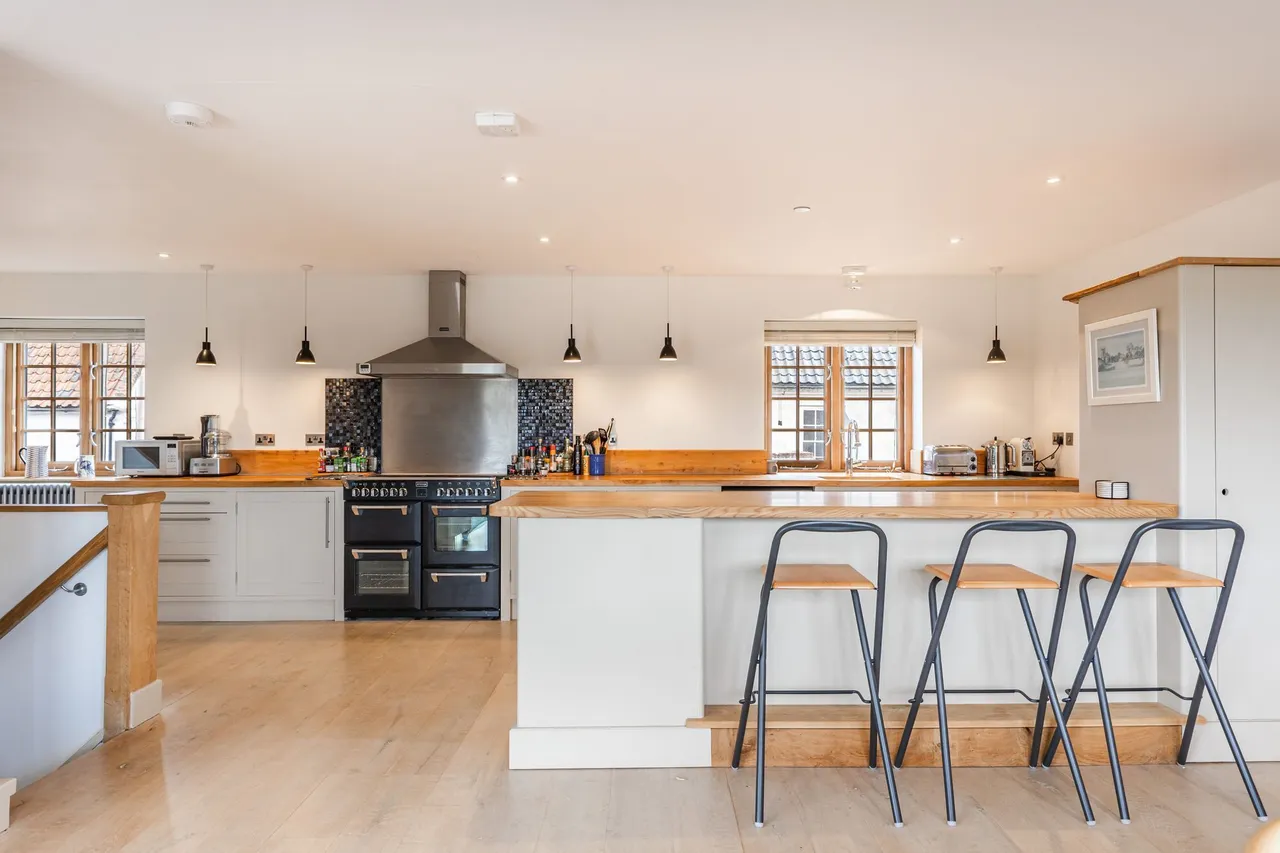 Contemporary Coastal Living with Stun, photo 2