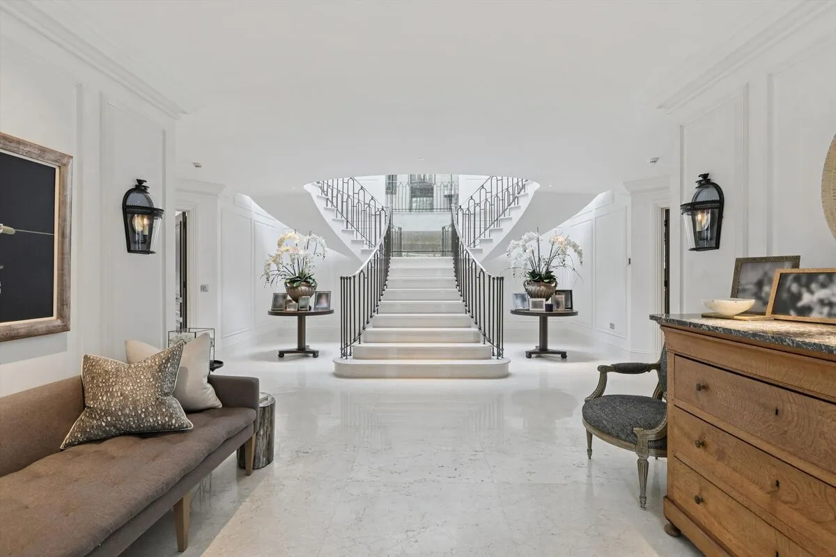 Esher Park Avenue, Esher, KT10, photo 2
