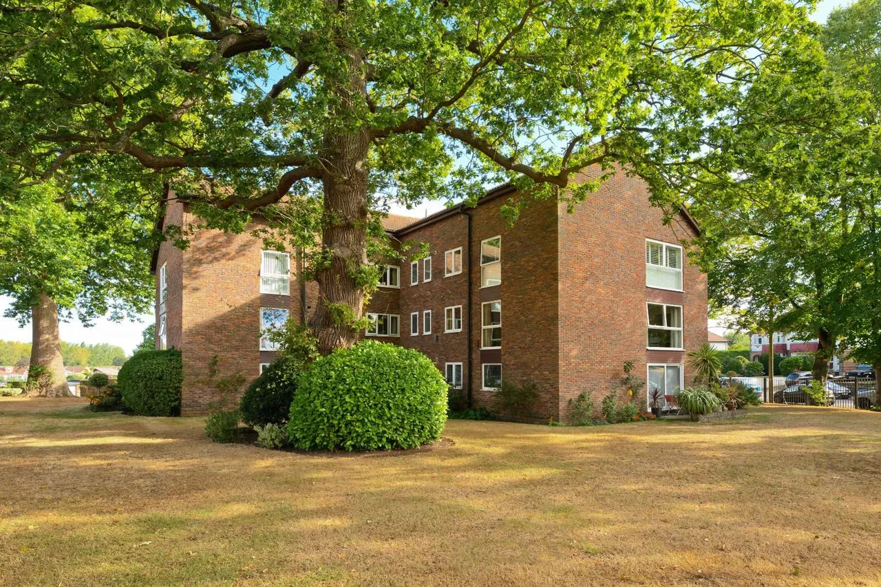 3 bed flat for sale — Hillrise, Walton-On-Thames, Surrey, KT12 2PE