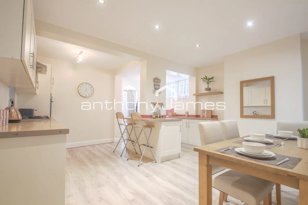 3 bed house for sale — Ashen Drive, Dartford