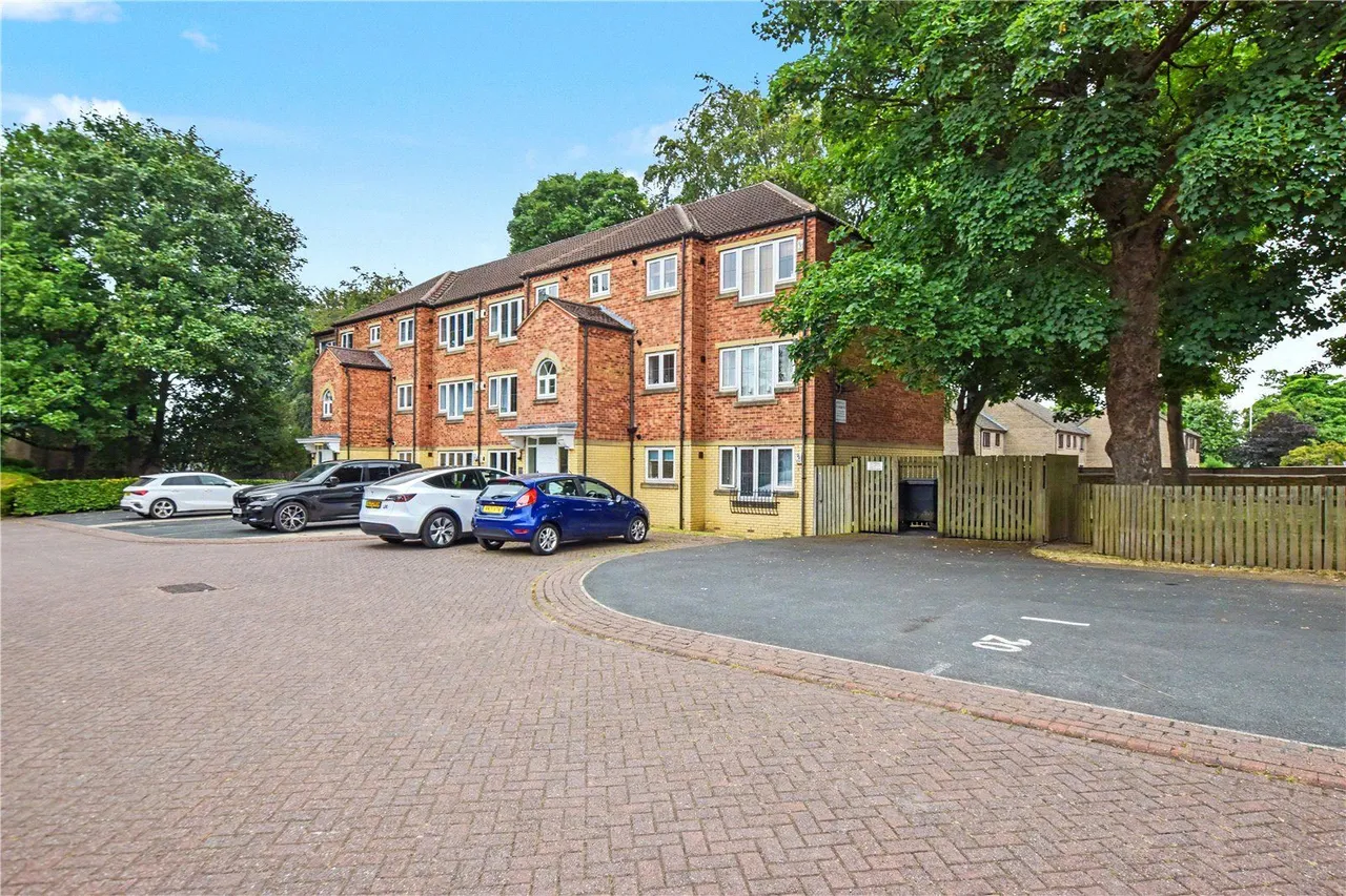 2 bed flat to rent, Windsor Court, Bramley, LS13