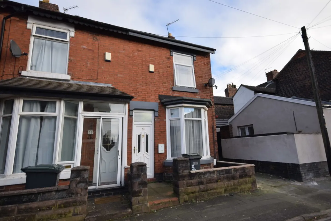 2 bed house to rent, Leonard Street, Burslem, ST6
