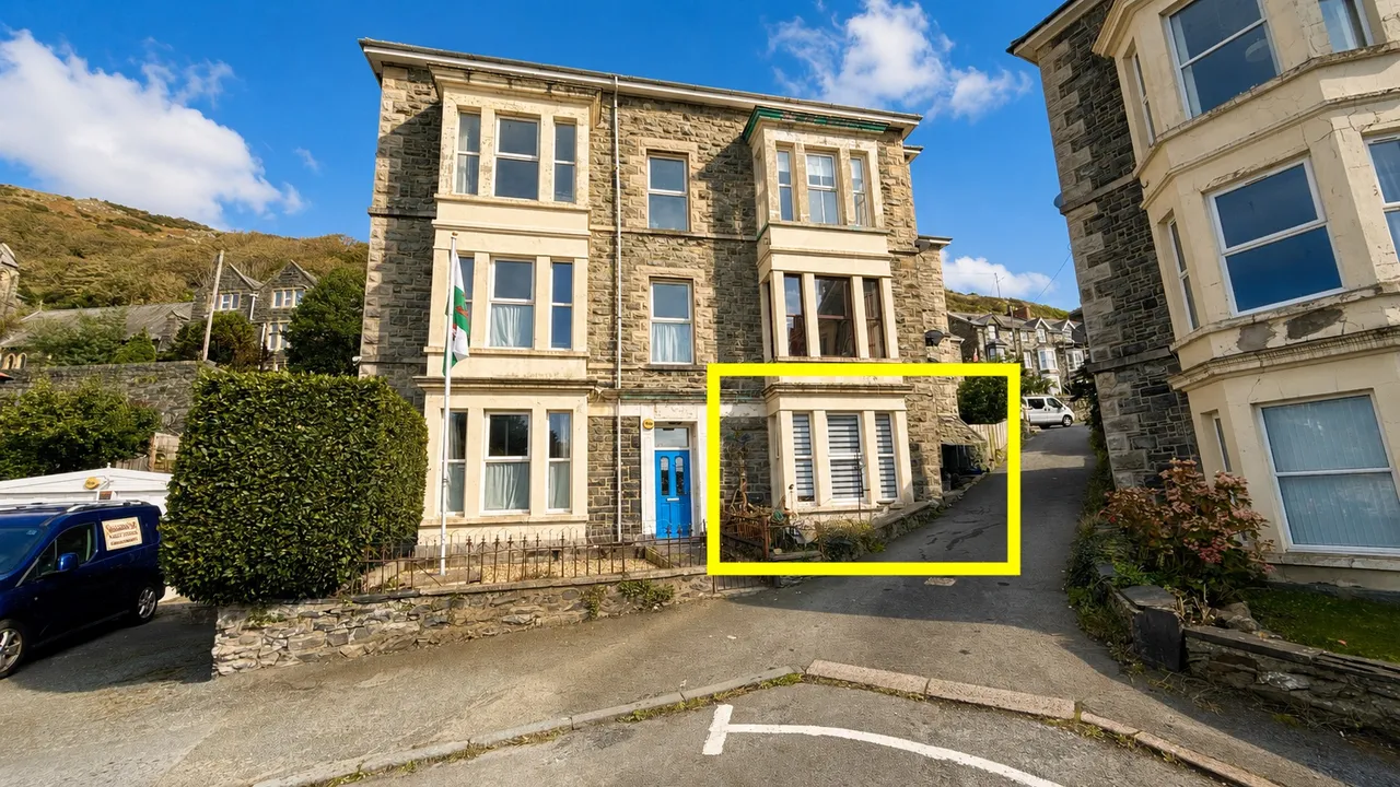 3 bed flat for sale, Victoria Place, Barmouth, LL42
