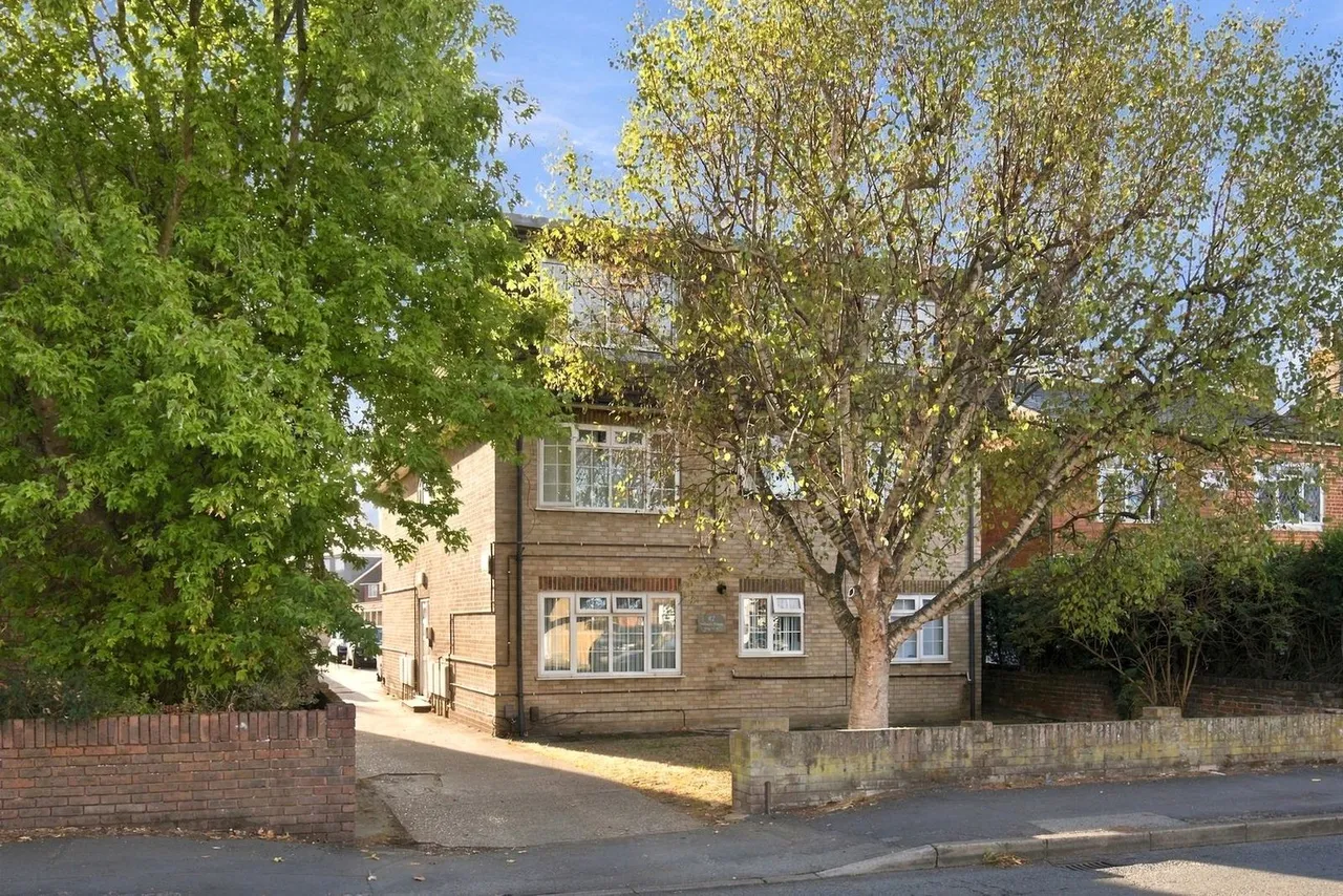 1 bed flat for sale, Chertsey Road, Ashfor