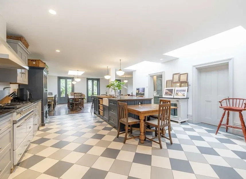 Uxbridge Road, Hampton, TW12, photo 2