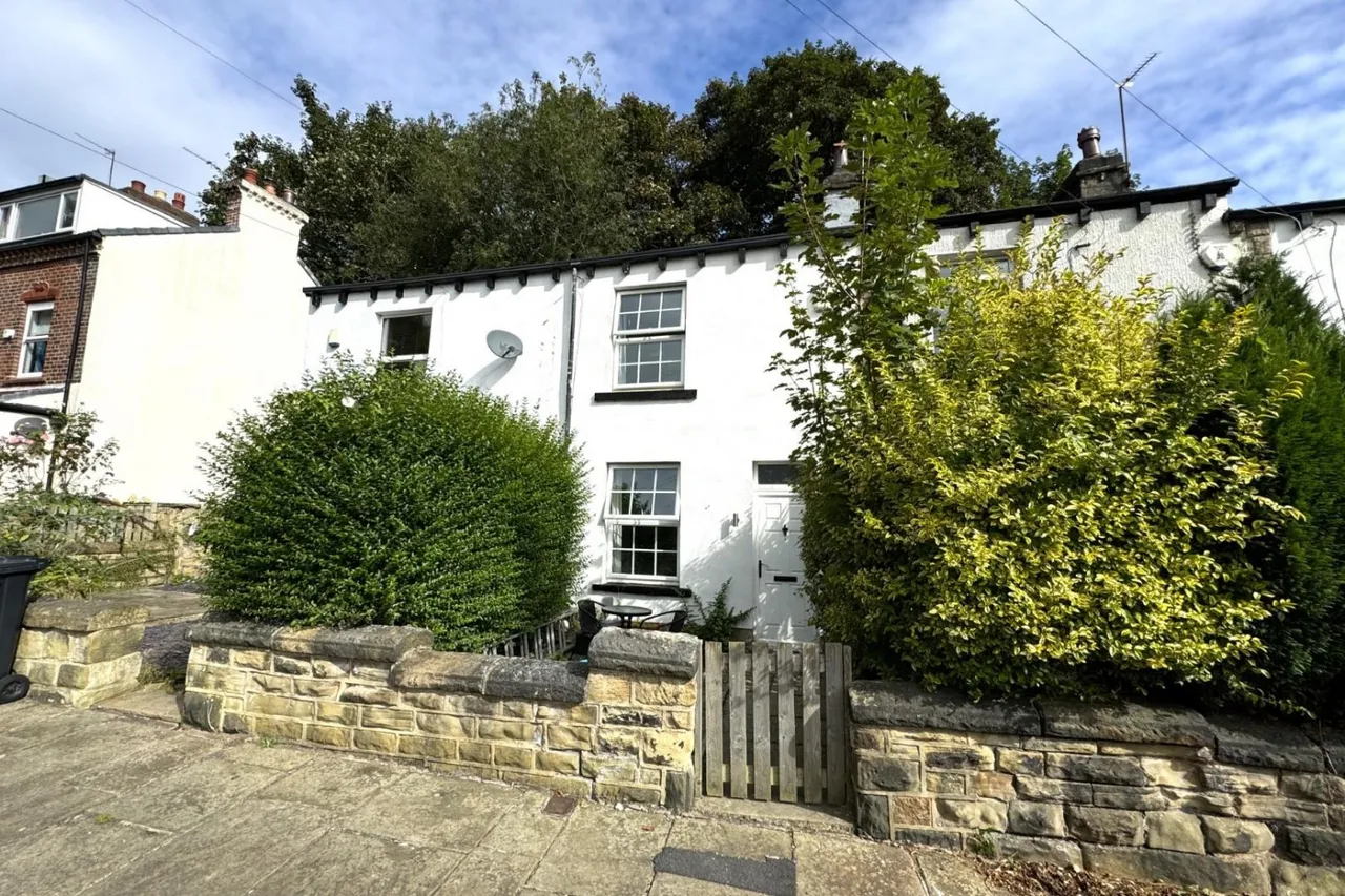 2 bed house for sale, Ravenscar Avenue, Oakwood, LS8