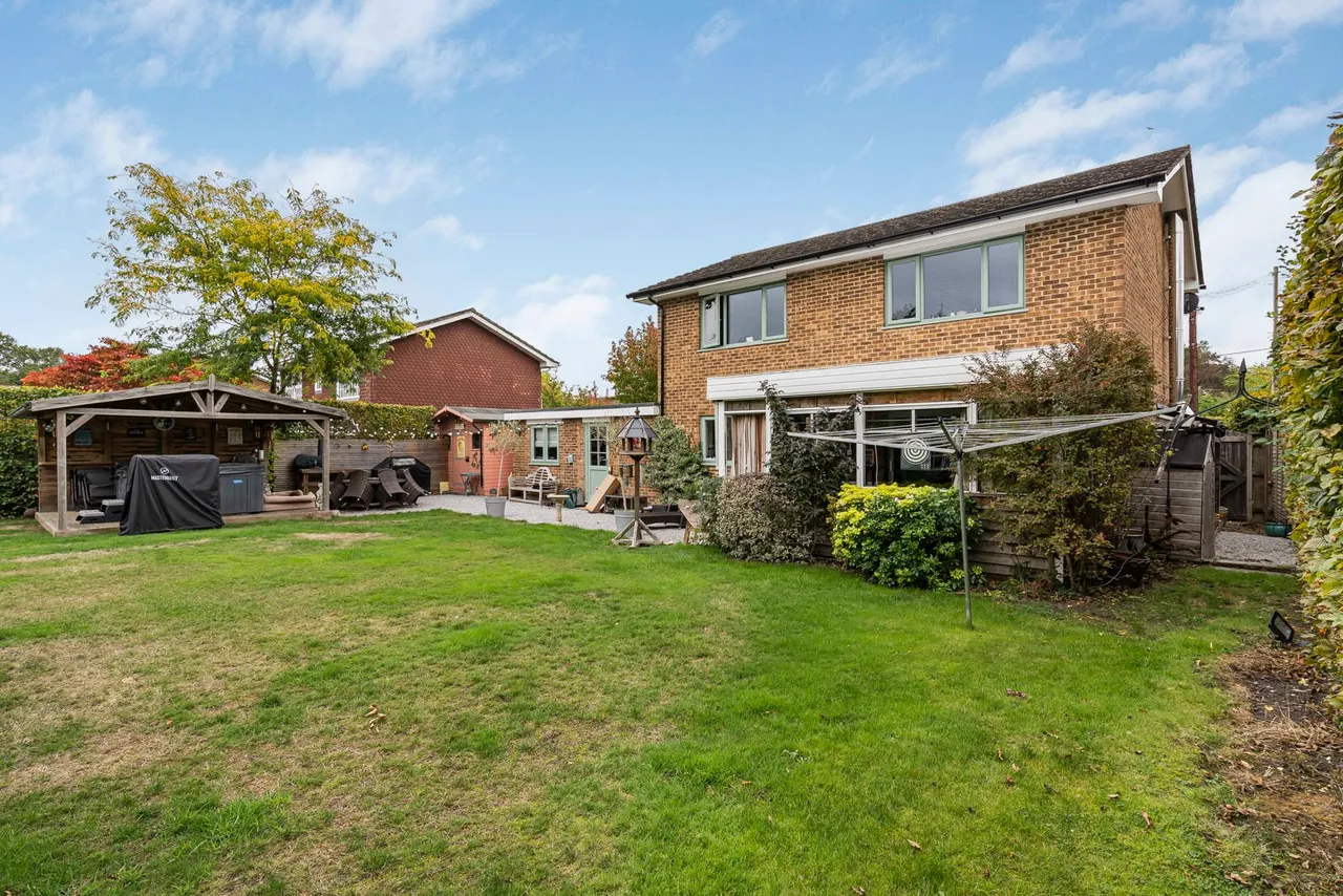 Back Lane, Bucks Horn Oak, GU10, photo 18