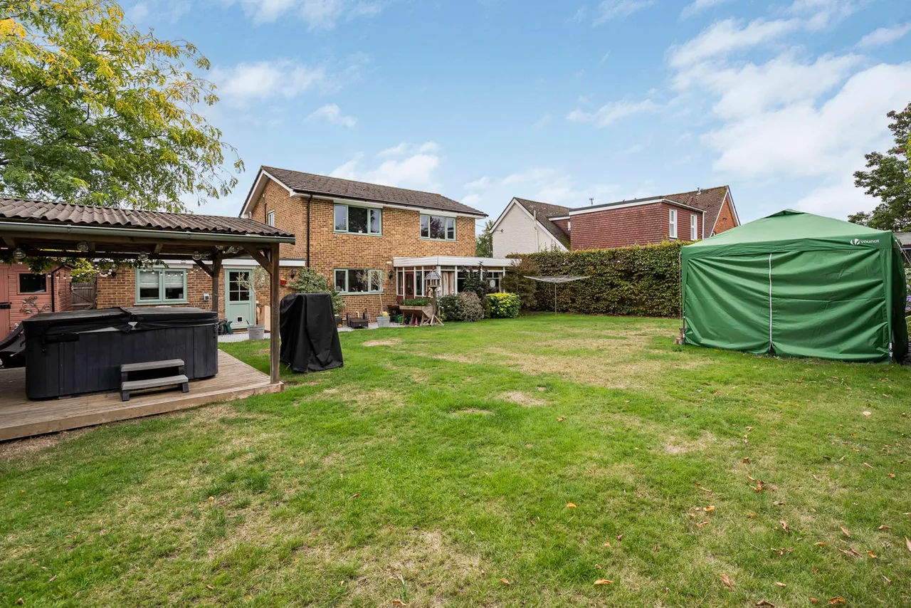 Back Lane, Bucks Horn Oak, GU10, photo 10