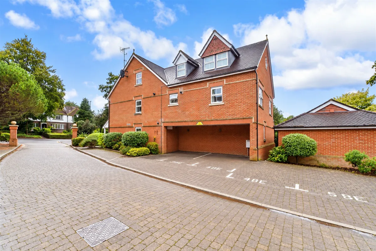 Reigate, RH2, photo 9