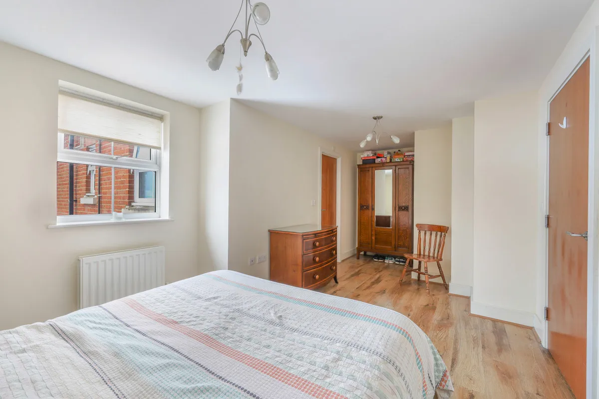 Reigate, RH2, photo 3