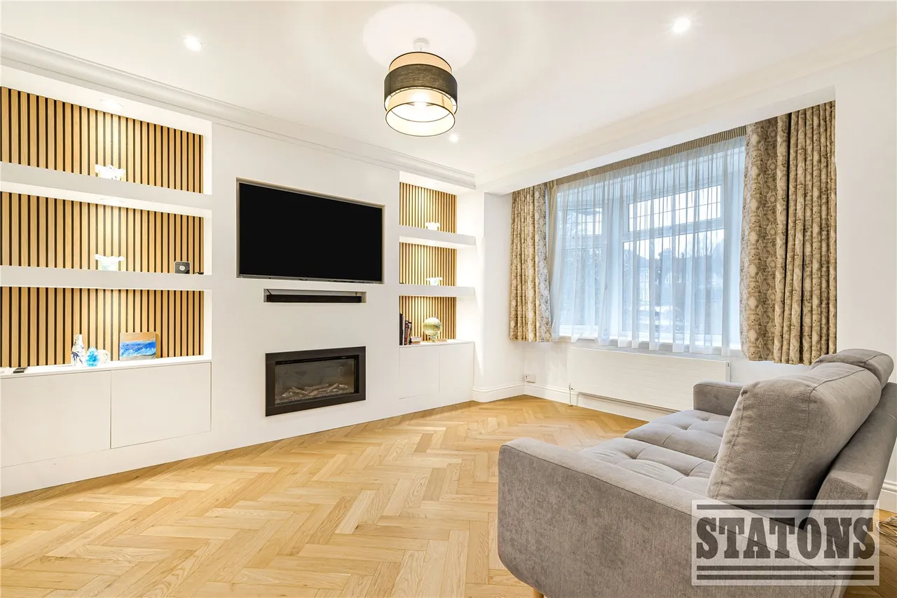 Coombe Corner, London, N21 3PE, photo 3