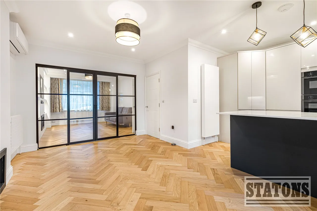 Coombe Corner, London, N21 3PE, photo 9