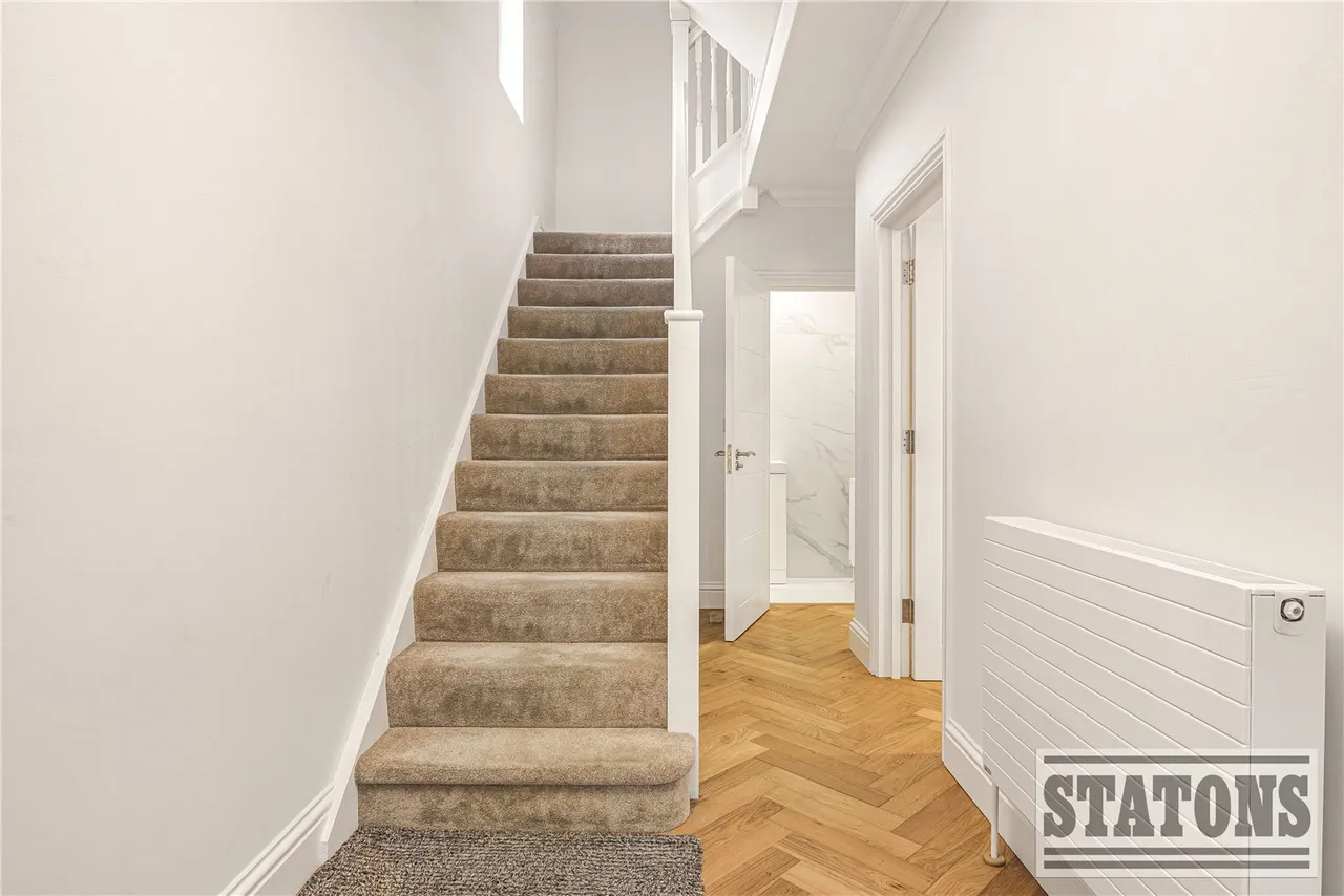Coombe Corner, London, N21 3PE, photo 4