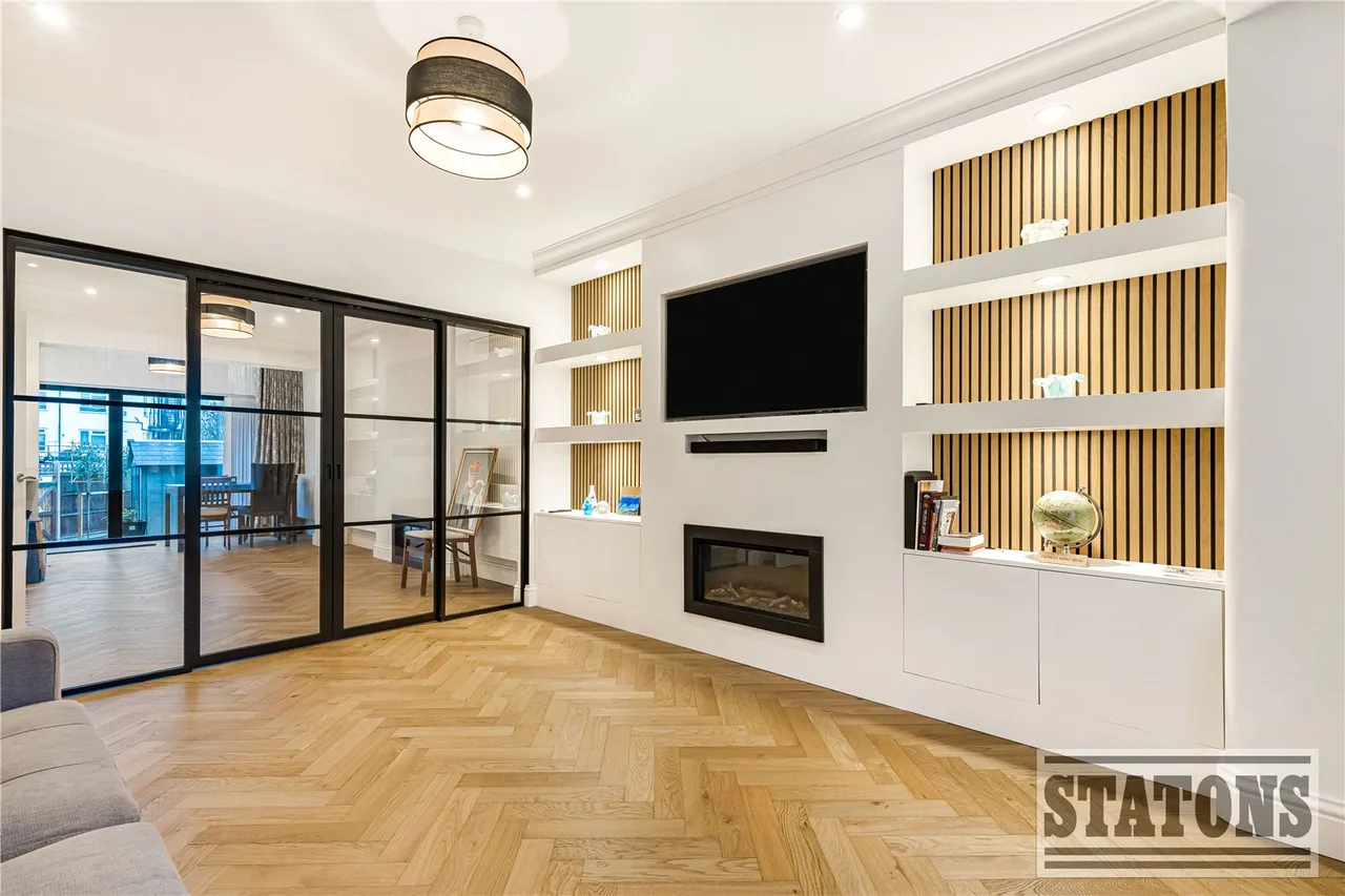 5 bed house for sale — Coombe Corner, London, N21 3PE
