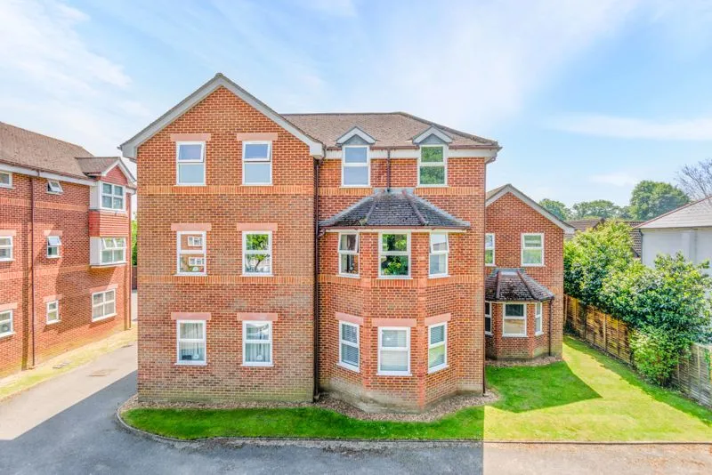 Spinney Hill, Row Town KT15 1BD, photo 7