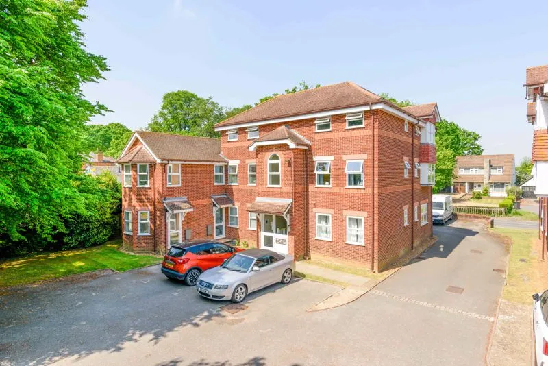 Spinney Hill, Row Town KT15 1BD, photo 8
