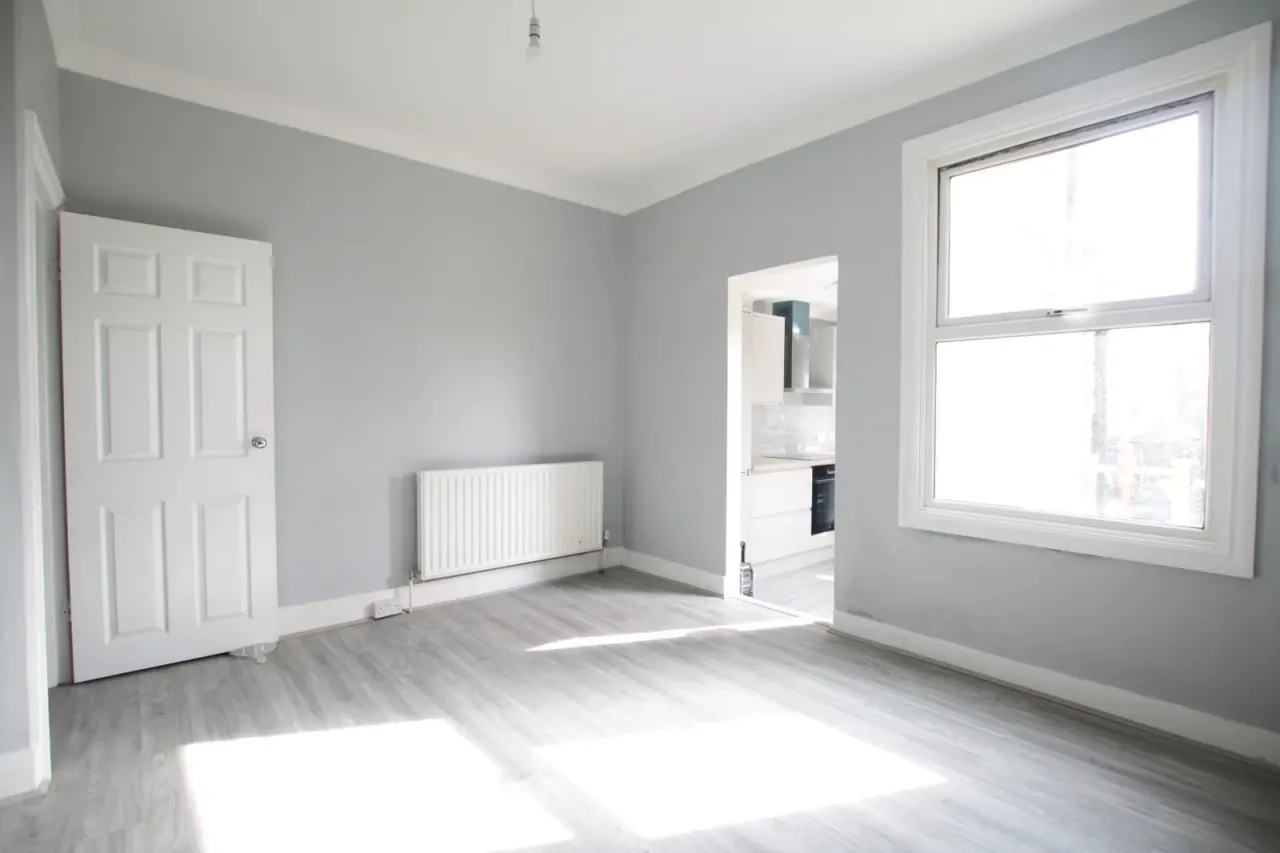 3 bed flat to rent, Ronver Road, London, SE12